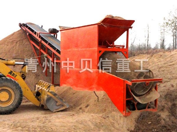 Small sand screening machine in operation