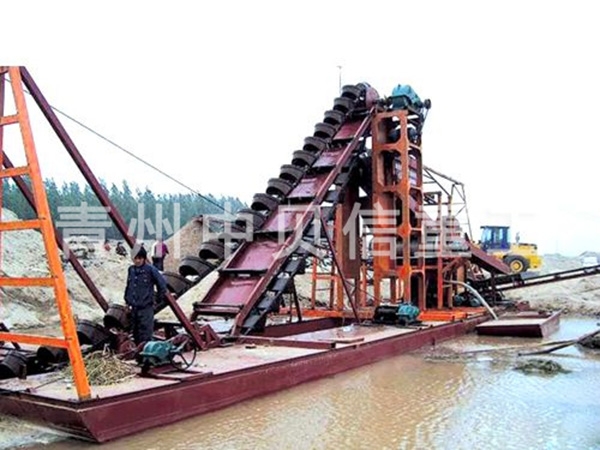 Iron sand extraction vessel