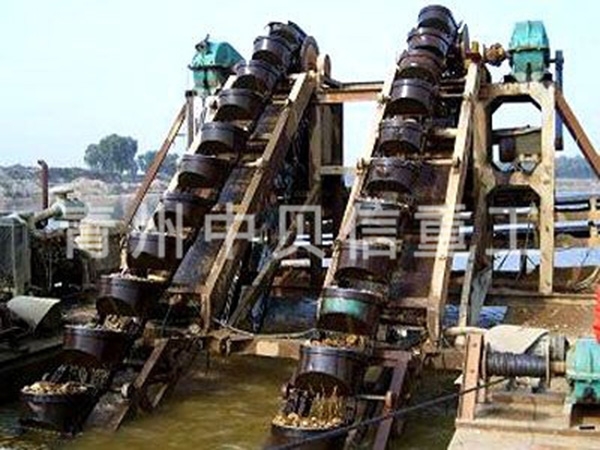 Double row chain bucket dredger