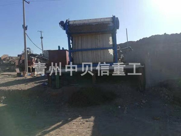 Crawler sewage treatment machine