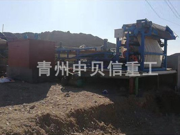 Crawler sewage treatment machine